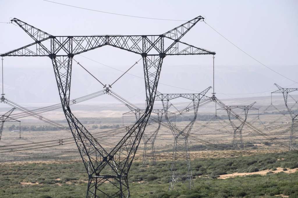 Líneas eléctricas de alta tensión cerca del Parque Solar de Talatan, en Gonghe, provincia de Qinghai. /The New York Times