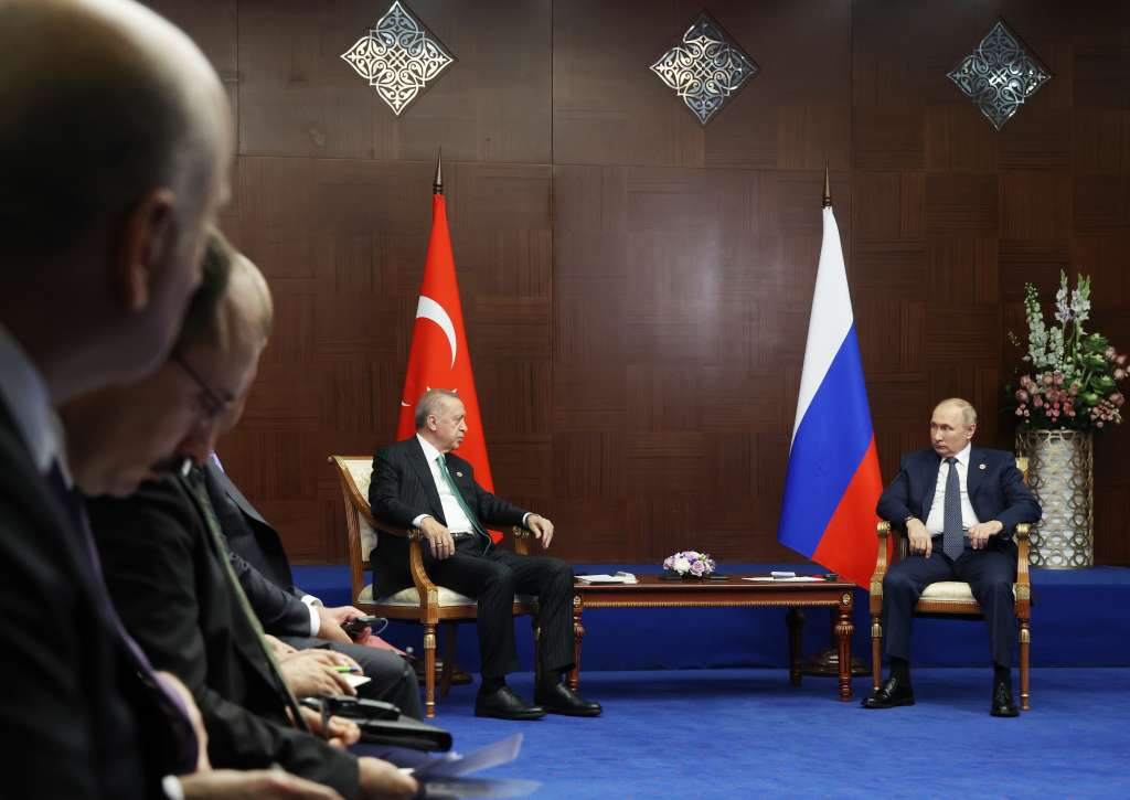Astana (Kazakhstan), 13/10/2022.- Turkish President Recep Tayyip Erdogan (2-R) attends a meeting with Russian President Vladimir Putin (R) on the sidelines of the 6th Summit of the Conference on Interaction and Confidence Building Measures in Asia (CICA) in Astana, Kazakhstan, 13 October 2022. (Kazajstán, Rusia) EFE/EPA/VYACHESLAV PROKOFYEV/KREMLIN POOL/SPUTNIK/ POOL MANDATORY CREDIT