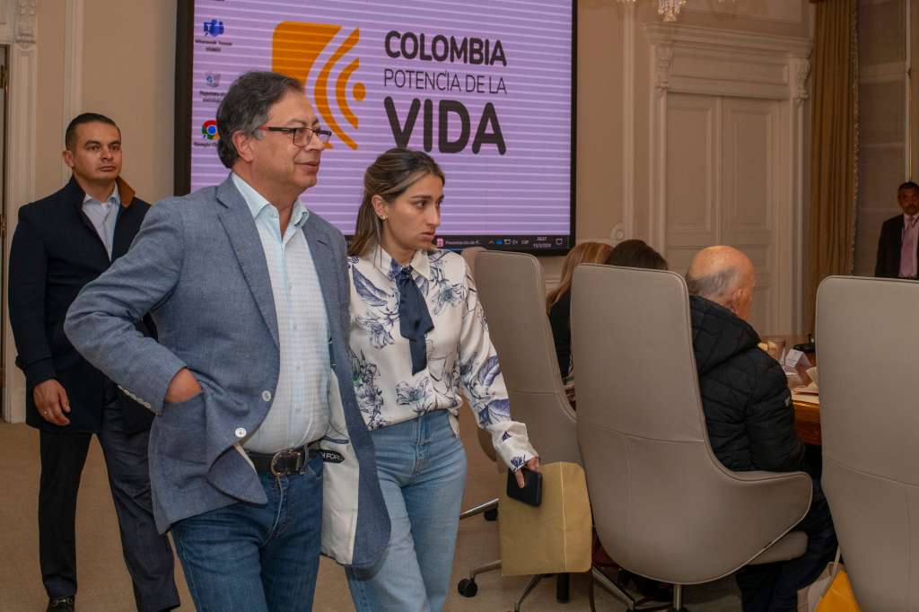 Presidente Gustavo Petro y directora del Dapre, Laura Sarabia.
