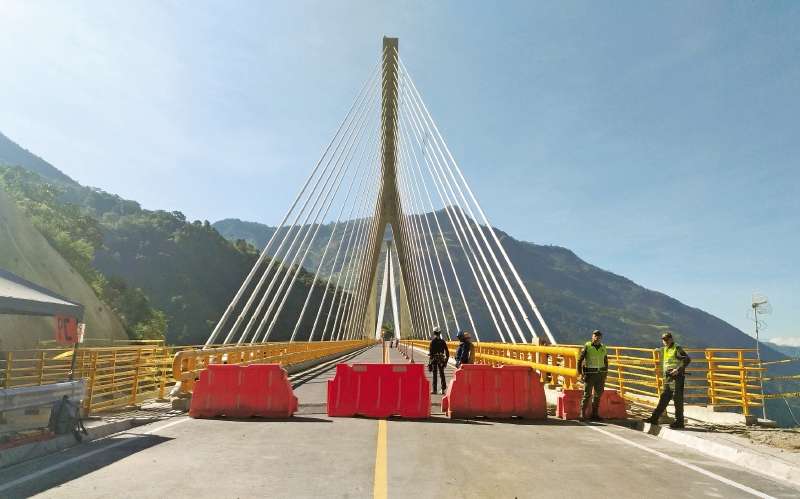 El viaducto, que es el más alto de Sudamérica, tiene 653 metros de longitud y exigó una inversión de más de $100.000 millones. / Paula Delgado