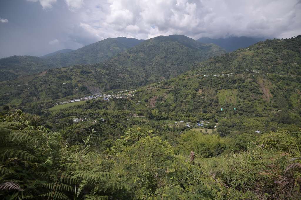 Con simbólica siembra, indígenas Nasa despiden con cánticos bajo la lluvia y el arcoíris el retorno a la madre Tierra- de la Sa't We'sx (Autoridad ancestral) y profesora, Argenis Yatacué y su compañero Marcelino Yatacué Ipia, del Resguardo Páez de Corinto, Cauca. Ambos pertenecían a la Asociación de Cabildos indígenas del Norte del Cauca (Acin), fueron asesinados recientemente en el casco urbano de esta población.