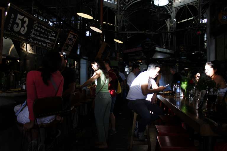 El Mercado de San Telmo es una máquina del tiempo. Construido en 1897, su estructura de hierro fundido y vidrio guardan el recuerdo de un Buenos Aires: anticuarios que venden radios de antiguas, puestos de frutas que resisten a los supermercados y fileteadores que pintan letras doradas al paso.