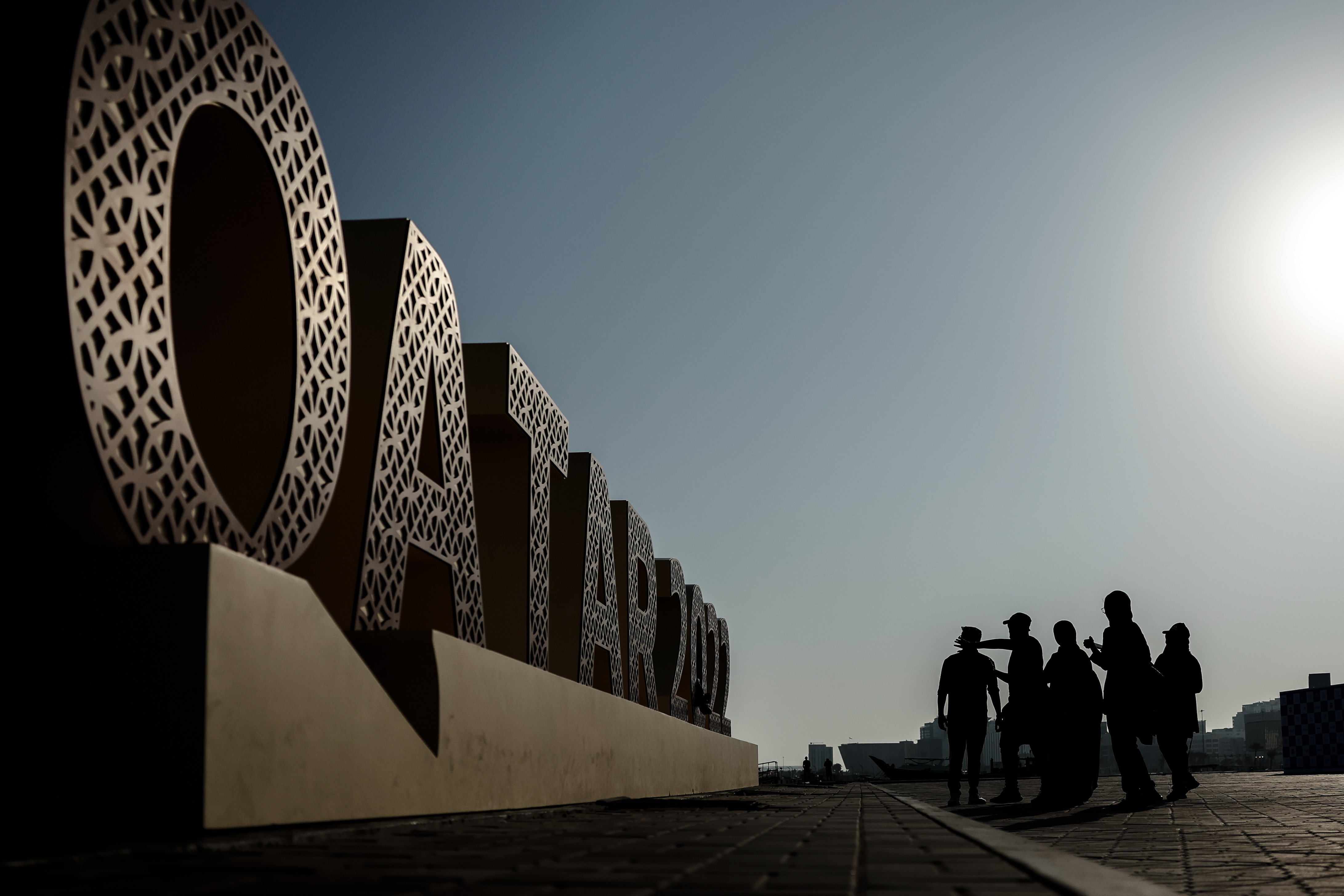 Doha, 19/11/2022.- Un grupo de personas se toman fotos en la zona de Corniche de Doha en el día previo al inicio del mundial de Qatar 2022. EFE/Juan Ignacio Roncoroni