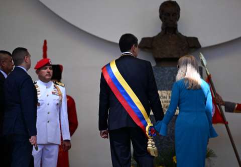 De espaldas al mundo: imágenes de la posesión de Maduro