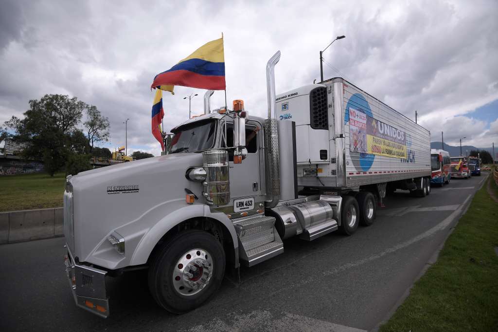 Decenas de transportadores de carga se manifestaron este lunes en la ciudad de Bogotá por el incremento del valor del combustible. Se movilizaron por varias vías de la capital hasta llegar al Ministerio de Transporte.