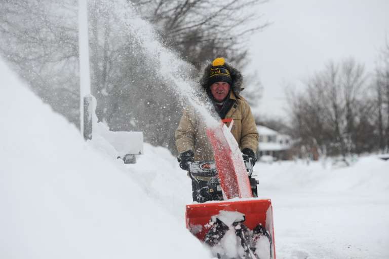 La tormenta perfecta de ráfagas de nieve, vientos huracanados y temperaturas bajo cero obligó a cancelar más de 15.000 vuelos estadounidenses los últimos días, casi 4.000 de ellos el lunes.