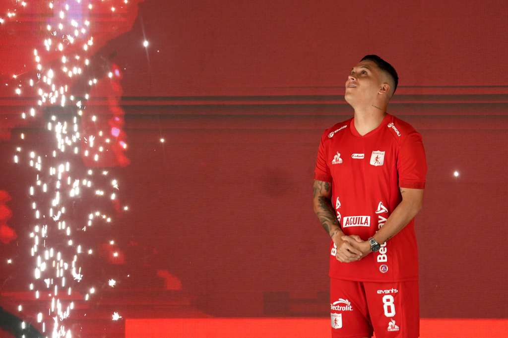 AME5355. CALI (COLOMBIA), 30/01/2025.- El futbolista colombiano Juan Fernando Quintero asiste a un evento en el que es presentado como nuevo jugador del América de Cali este jueves, en Cali (Colombia). Quintero llega como refuerzo al equipo escarlata proveniente de Racing de Argentina. EFE/ Ernesto Guzmán
