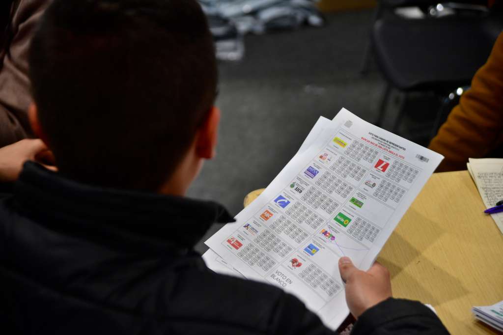 Escrutinio y conteo de votos realizado en Corferias luego de finalizar la jornada de elecciones legislativas para elegir a los miembros del Congreso de la República (Senado y Cámara de Representantes) para el periodo 2026-2030.