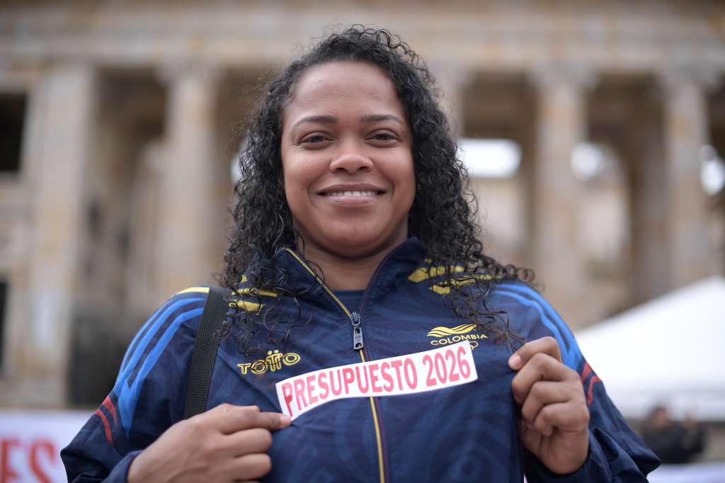 Atletas, entrenadores y dirigentes de todo el sistema deportivo nacional, olímpico y paralímpico, se concentraron en la Plaza de Bolívar para reclamarle al gobierno de Gustavo Petro por la reducción de casi el 70% de su presupuesto para 2026, prevista en la nueva Ley de Financiamiento. La protesta contó con la participación de medallistas olímpicos como Jeison López, Carlos Ramírez o Mari Leivis Sánchez; medallistas paralímpicos, como Erica Castaño, Moisés Fuentes y Fabio Torres; exdeportistas, ahora dirigentes, como Fabiola Zuluaga y Javier Suárez, y altos mandos del deporte colombiano como el presidente del Comité Olímpico nacional, Ciro Solano.