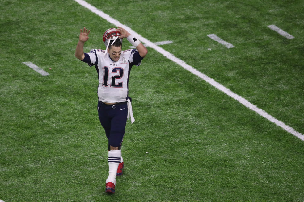Tom Brady lideró la ofensiva para una notable remontada de los Patriots. Foto: AFP