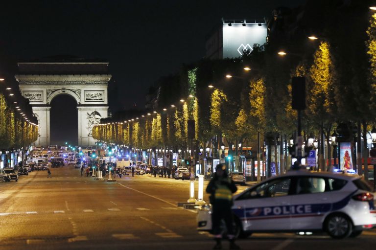 ¿Quién es el autor del atentado en París que dejó un policía muerto?