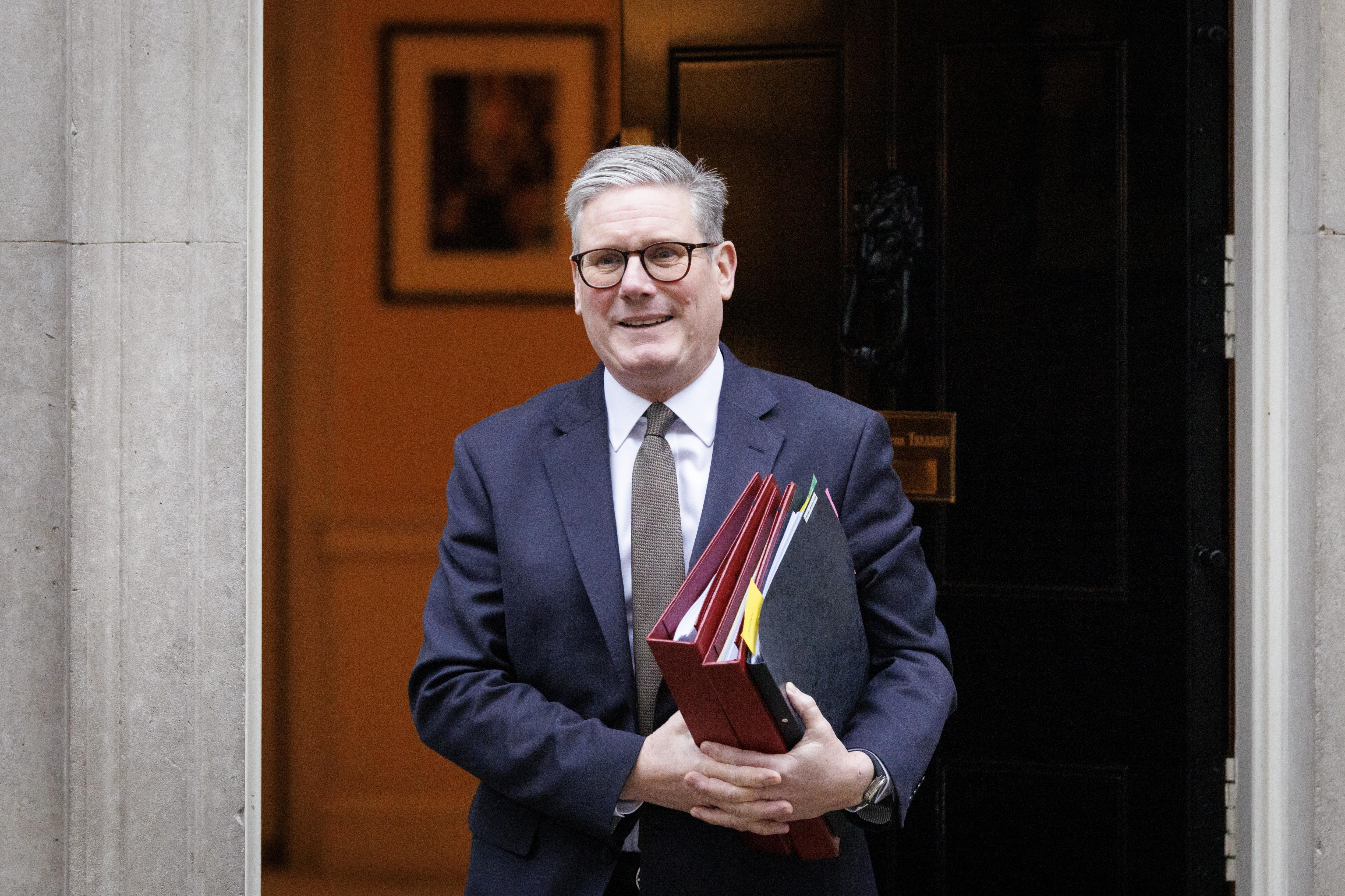 London (United Kingdom), 27/11/2024.- British Prime Minister Keir Starmer departs his official residence at 10 Downing Street to appear at Prime Minister's Questions (PMQs) at Parliament in London, Britain, 27 November 2024. (Reino Unido, Londres) EFE/EPA/TOLGA AKMEN