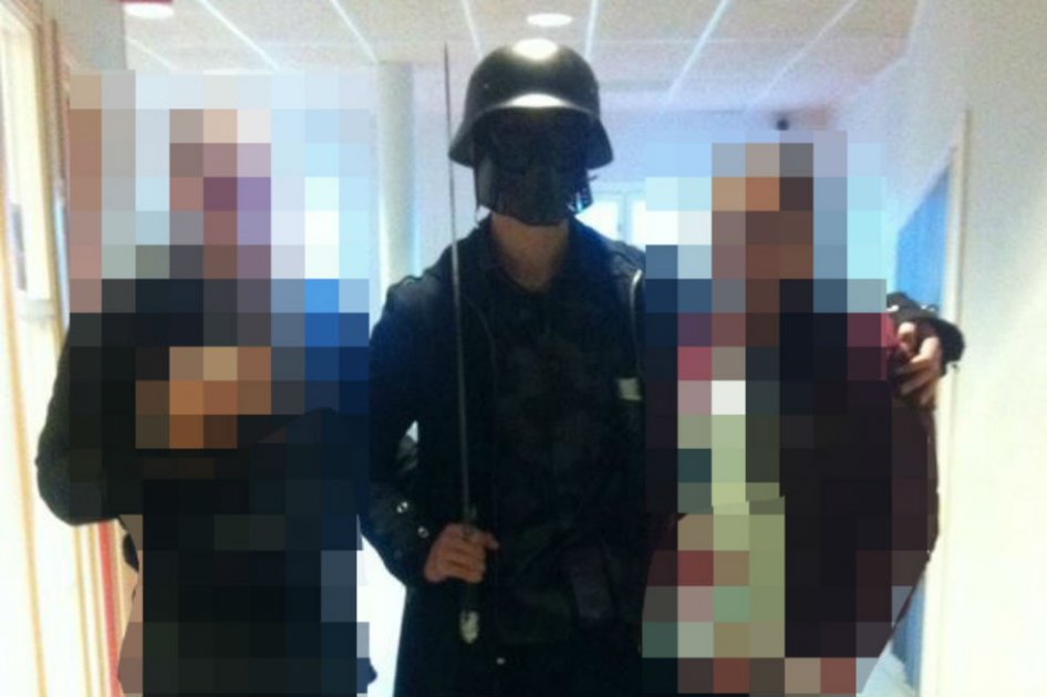 La policía sueca acordonó el colegio Kronan en Trollhättan (Suecia) después de que un hombre enmascarado atacara a varias personas con una espada. / AFP