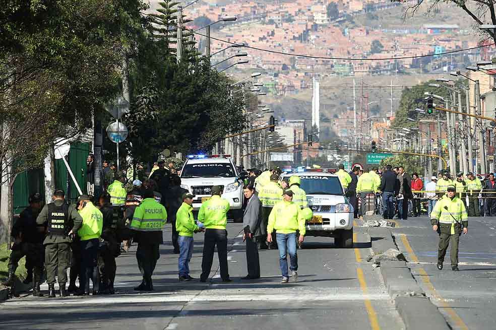 A las 6:20 de la mañana, delincuentes activaron a control remoto un artefacto explosivo al paso de una caravana de la Policía. / Colprensa