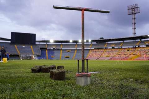 La cancha en disputa: lluvias, eventos masivos y el deterioro del césped de El Campín