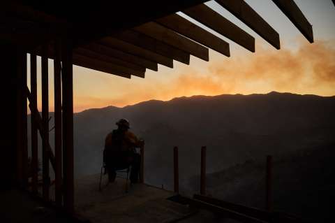 Vientos “fuertes y peligrosos” amenazan con expandir los incendios en Los Ángeles
