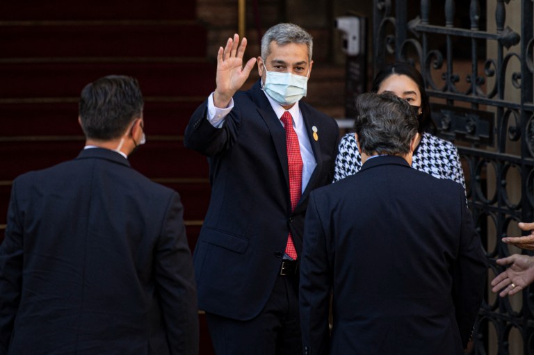 El presidente de Paraguay, Mario Abdo Benítez, llegó al palacio presidencial chileno a encontrarse con el presidente electo Gabriel Boric.