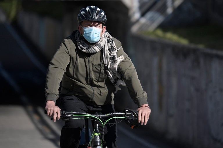 Bogotá sabe dónde está el problema, pero aún no logra limpiar el aire de los más afectados