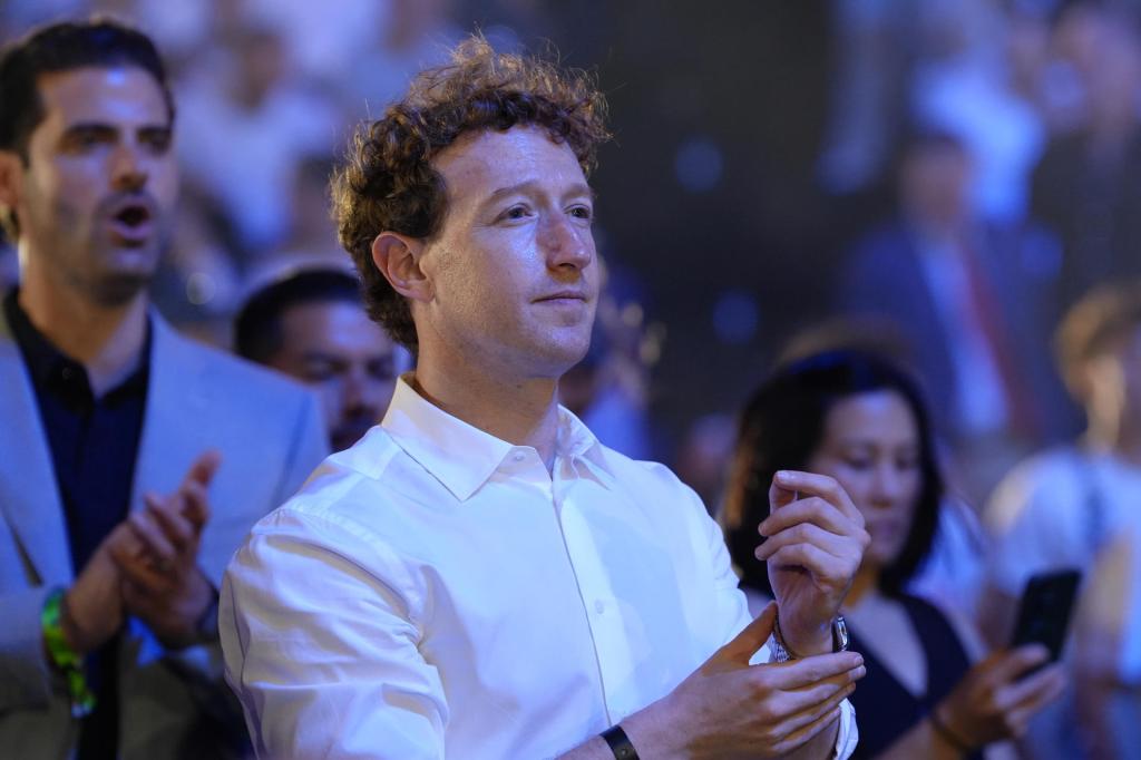 AME1206. WASHINGTON (ESTADOS UNIDOS), 14/06/2026.- El director ejecutivo de Meta, Mark Zuckerberg, asiste al combate de artes marciales mixtas en la Casa Blanca este domingo, en Washington (EE.UU.). Trump construyó un estadio temporal en los jardines de la Casa Blanca para celebrar su cumpleaños con una velada de combates de la UFC, lo que ha convertido el evento en algo inédito tanto en la historia de esta disciplina como en la de la residencia presidencial. EFE/ Octavio Guzmán