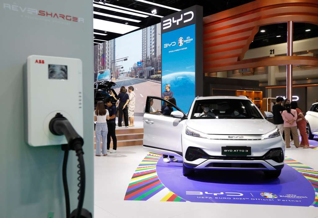 Bangkok (Thailand), 28/03/2024.- Visitors inspect Chinese automaker BYD's Atto 3 electric car displayed at the 45th Bangkok International Motor Show 2024 in Nonthaburi province on the outskirts of Bangkok, Thailand, 28 March 2024. More than 49 leading brands of the world's major automakers attend to exhibit and unveil their automotive products and technology including the new electric vehicles, in the annual automobile showcase amid Thailand's sluggish domestic car sales continuing to decline to the lowest level in two years by 26 percent year-on-year in February 2024, according to the Federation of Thai Industries. (Tailandia) EFE/EPA/RUNGROJ YONGRIT