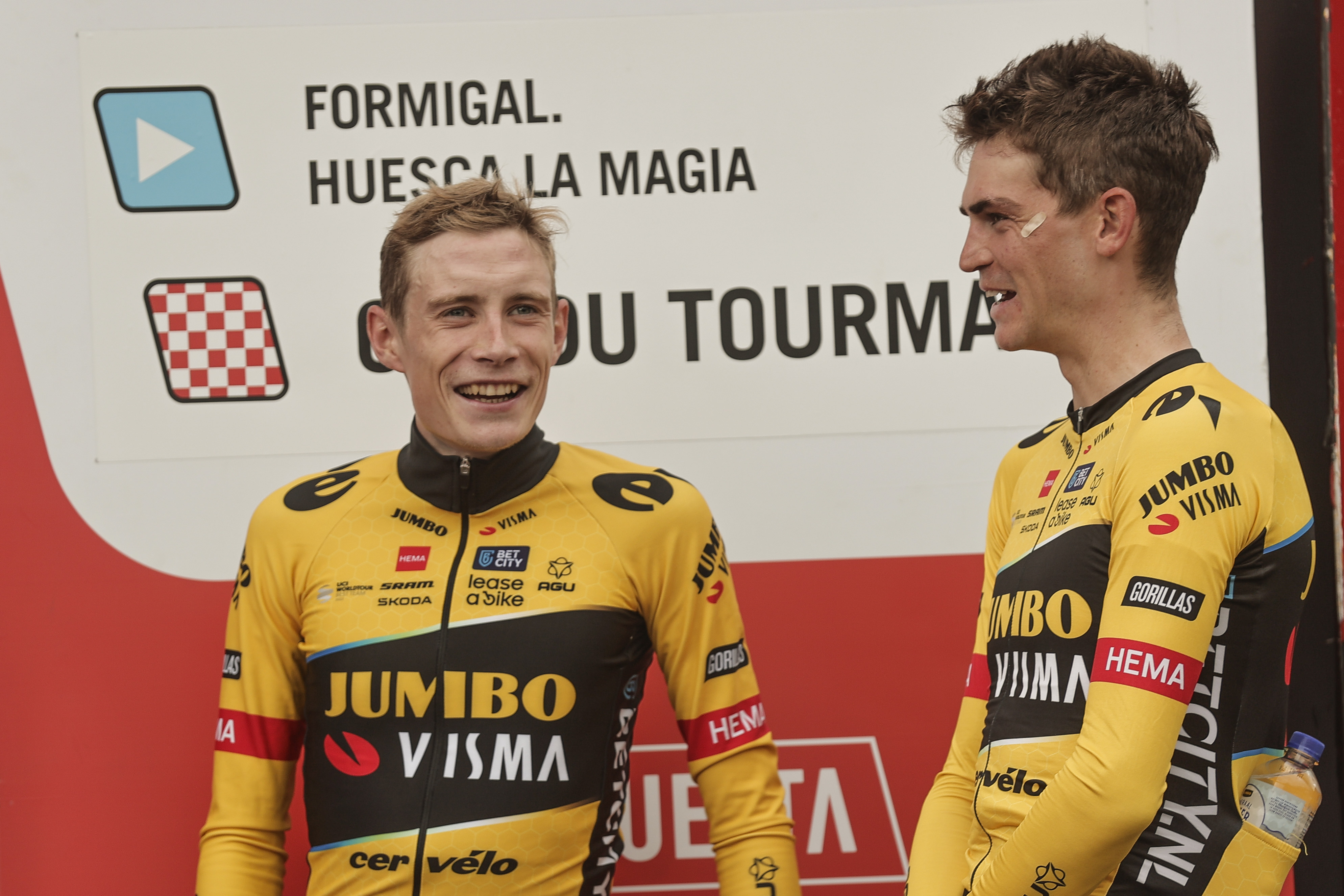 TOURMALET (FRANCIA), 08/09/2023.-El danés Jonas Vingegaard, de Jumbo-Visma, ganador de la etapa, y el estadounidense del equipo Jumbo-Visma Seep Kuss (d), segundo clasificado, en el podio de la 13ª etapa de la Vuelta Ciclista a España entre Formigal y el Col du Tourmalet, de 134,7 km, este viernes. EFE/Manuel Bruque