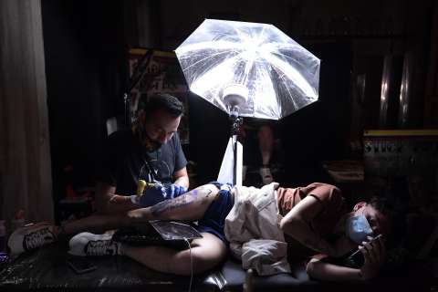 Tatuajes sin dolor en Bogotá: la peligrosa práctica de la sedación que enciende alarmas
