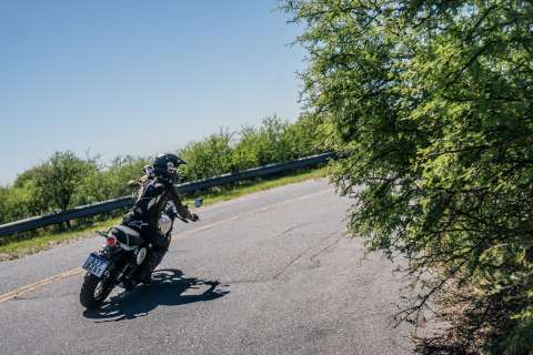 ¿Cómo tomar una curva a la izquierda o derecha en moto correctamente y evitar caídas?