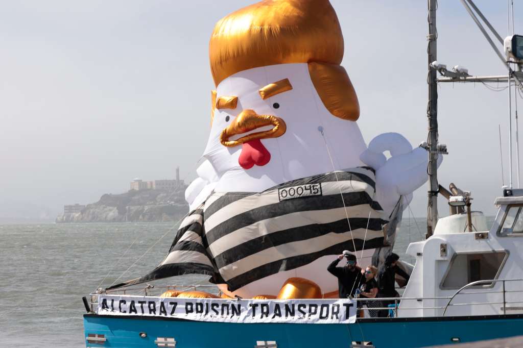 San Francisco (United States), 06/06/2024.- An inflatable 'Trump Chicken' balloon, wearing a black-and-white-striped convict top, sails in protest in front of Alcatraz Island (a former maximum security federal penitentiary) during a protest of former President Donald J. Trump'Äôs visit for a fundraiser, in San Francisco, California, USA, 06 June 2024. (Elecciones, Protestas) EFE/EPA/JOHN G. MABANGLO