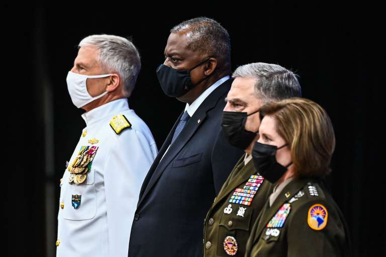 El comandante saliente del Comando Sur de Estados Unidos, almirante Craig S. Faller, el secretario de defensa, Lloyd Austin, y el presidente del Estado Mayor Conjunto, Mark Milley, asistieron a la ceremonia de cambio de mando en la que se posesionó Laura Richardson.