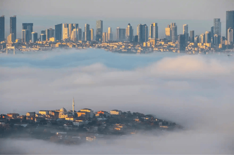 Categoría: Lugar. La fotógrafo dijo que:
“En las primeras horas de la mañana, la niebla cubría toda la ciudad. Fui al amanecer para tomar esta foto".