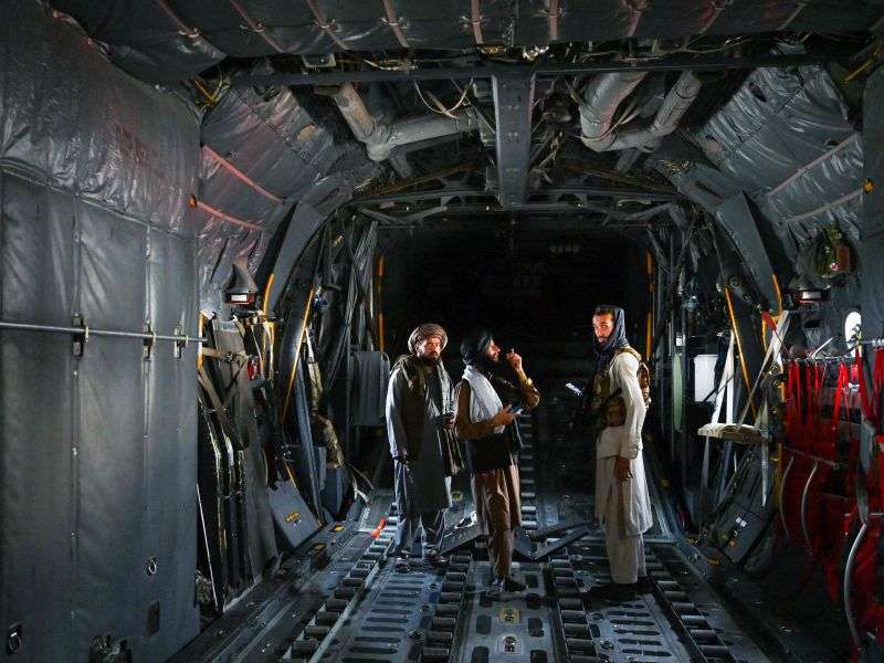 Un grupo de talibanes, a bordo de un avión, tras la salida de EE. UU. de Afganistán. / AFP