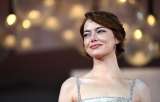 Los looks en la alfombra roja veneciana de Emma Stone, Jude Law y Hiba Abouk