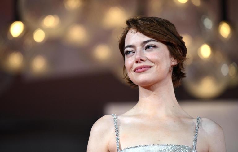 Los looks en la alfombra roja veneciana de Emma Stone, Jude Law y Hiba Abouk