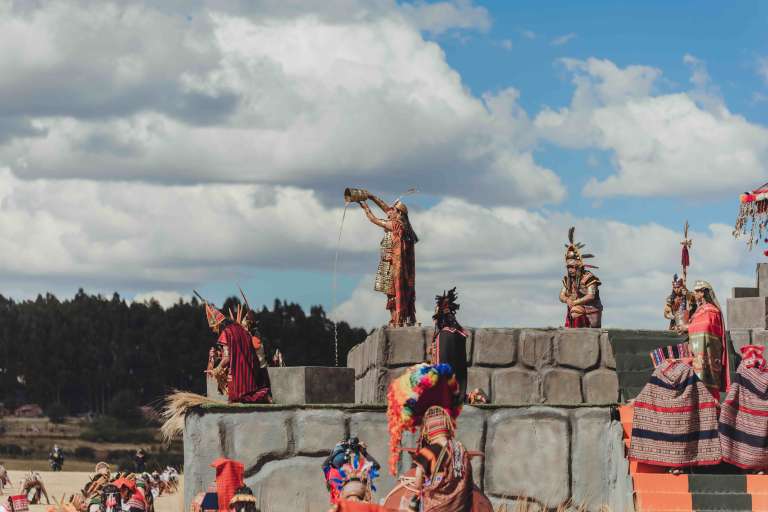 La ceremonia comienza en el Qorikancha, el antiguo templo del Sol, con ofrendas, cantos y bailes tradicionales. Luego, el cortejo se traslada a la Plaza de Armas para presenciar el rito de la hoja de coca y el Encuentro de los Tiempos entre el Inca y el alcalde de la ciudad.