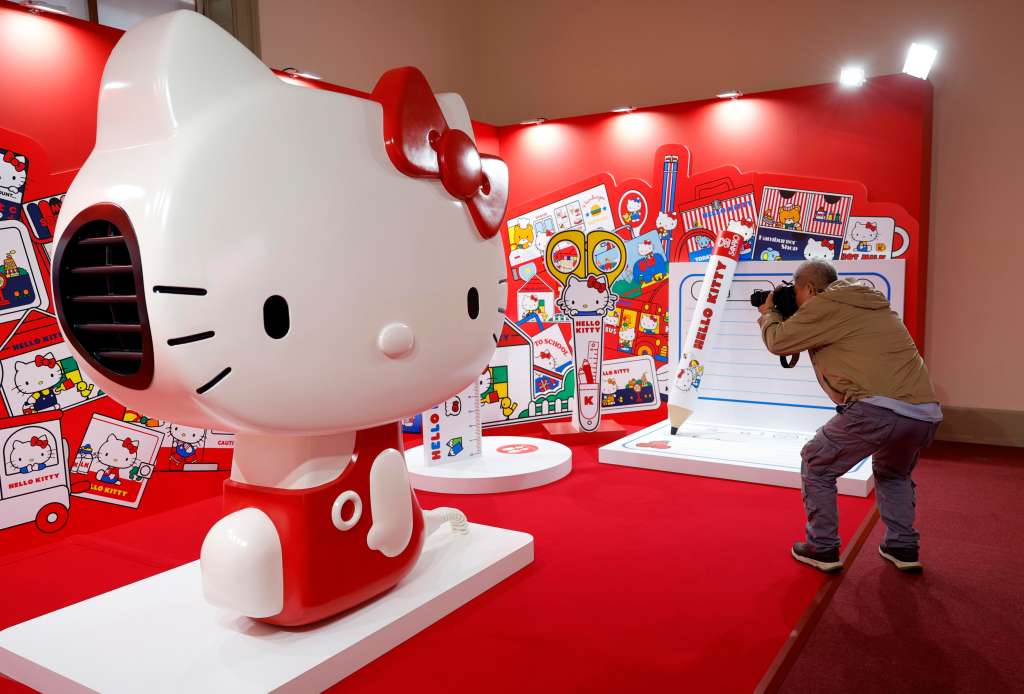 Tokyo (Japan), 30/10/2024.- A photographer takes pictures of the 'Hello Kitty 50th Anniversary Exhibition' during a press preview at Tokyo National Museum in Tokyo, Japan, 30 October 2024. Celebrating 50 years of Hello Kitty, the exhibition features a wide collection of Hello Kitty products, scheduled to be open to the public from 01 November 2024 to 24 February 2025. (Japón, Tokio) EFE/EPA/FRANCK ROBICHON EDITORIAL USE ONLY