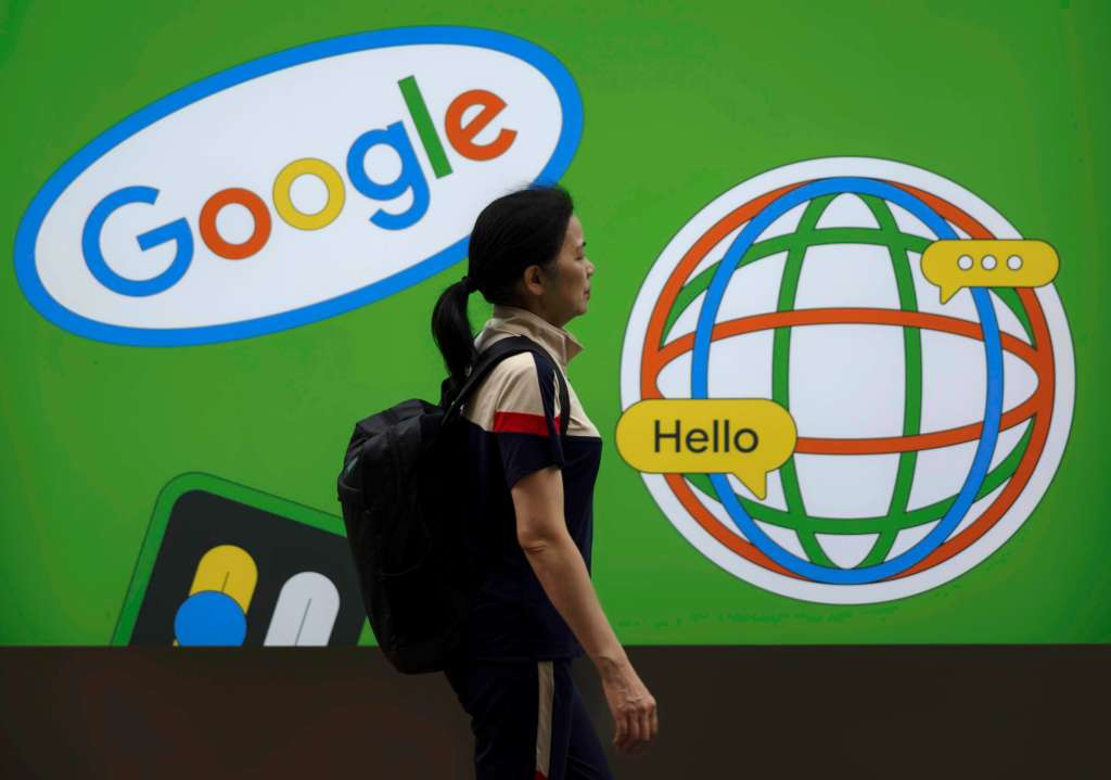 EA3817. BOGOTÁ (ES-ES) (COLOMBIA), 13/08/2024.- Fotografía de archivo del 13 de agosto de 2024, de una mujer frente a publicidad de Google en Shanghai (China). Google quiere reinventar la fotografía y su edición al añadir aún más inteligencia artificial (IA) en su nueva gama de teléfonos, los Pixel 9, para permitir a sus usuarios retocar imágenes e incluso añadir al propio fotógrafo en una foto de grupo. EFE/EPA/ALEX PLAVEVSKI