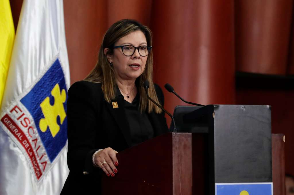 AME071. BOGOTÁ (COLOMBIA), 14/02/2025.- La fiscal general de Colombia, Luz Adriana Camargo, habla durante la presentación del informe de investigación y judicialización de delitos contra personas defensoras de Derechos Humanos este viernes, en Bogotá (Colombia). Camargo aseguró que las negociaciones de paz entre el Gobierno y la Coordinadora Nacional Ejército Bolivariano no se deben detener por la retención desde el miércoles de Andrés Rojas, alias 'Araña', que está pedido en extradición por EE.UU. por narcotráfico. EFE/ Carlos Ortega