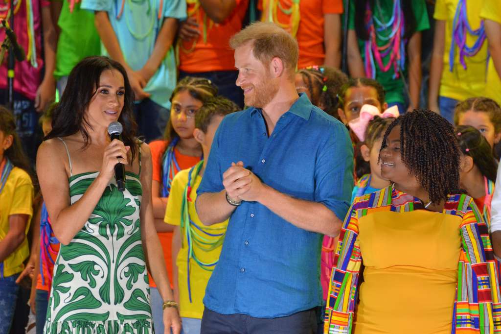 AME1710. CALI (COLOMBIA),18/08/2024.- Fotografía cedida de los duques de Sussex Harry (c) y Meghan (i) junto a la vicepresidente Francia Maquez, durante el cierre del Festival Petronio Álvarez, este domingo en la ciudad de Cali (Colombia). A ritmo de marimba y con el mejor sabor del viche, una bebida alcohólica tradicional del Pacífico colombiano, los duques de Sussex, el príncipe Harry y Meghan, cerraron su visita a Colombia, con un paseo por el Festival de Música del Pacífico Petronio Álvarez, el evento de cultura afro más grande de Latinoamérica que se realiza en la ciudad de Cali. EFE/ STR
