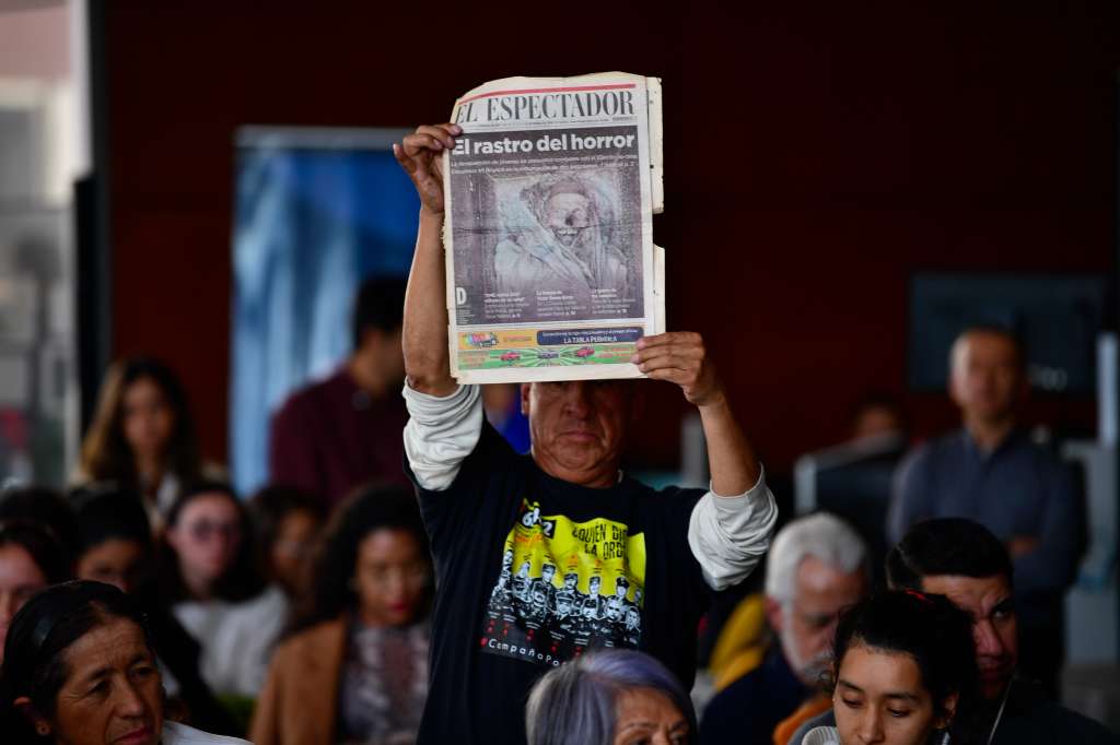 Exposición ‘Mujeres con las botas bien puestas’, creada por Mafapo, la organización de madres y familiares de víctimas de Falsos Positivos de Soacha, que fue inaugurada en un acto solemne en la sede central de la JEP.