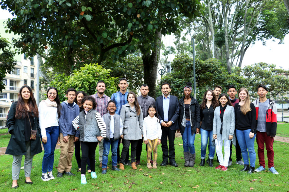 Los 25 jóvenes accionantes tienen entre siete y 26 años y son de las 17 regiones de Colombia más amenazadas por el cambio climático. Los acompaña su representante, César Rodríguez, de Dejusticia. / Andrés Rodríguez/Dejusticia