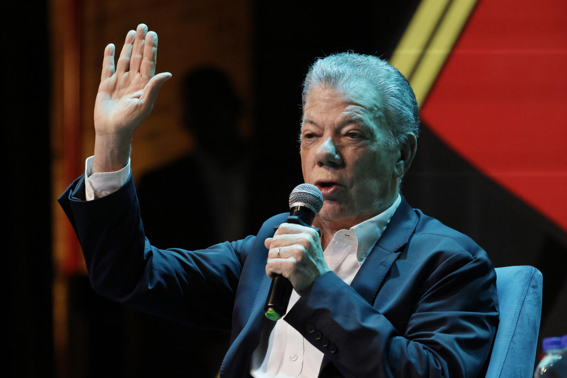 AME3126. BOGOTÁ (COLOMBIA), 26/07/2026.- El expresidente de Colombia y premio Nobel de Paz, Juan Manuel Santos, habla durante la charla ‘Una segunda oportunidad sobre la tierra‘ este domingo, en el marco del Festival Gabo de Periodismo en Bogotá (Colombia). EFE/ Carlos Ortega
