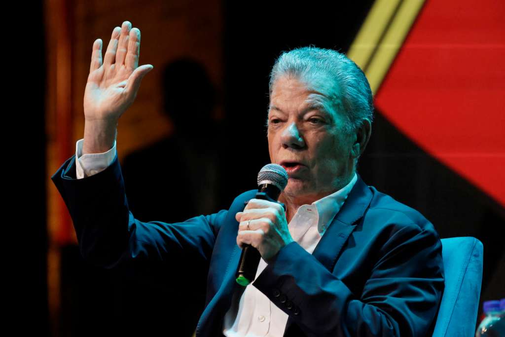 AME3126. BOGOTÁ (COLOMBIA), 26/07/2026.- El expresidente de Colombia y premio Nobel de Paz, Juan Manuel Santos, habla durante la charla ‘Una segunda oportunidad sobre la tierra‘ este domingo, en el marco del Festival Gabo de Periodismo en Bogotá (Colombia). EFE/ Carlos Ortega