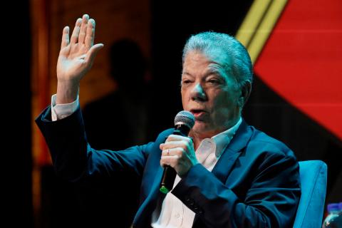 “La Constitución dice que tiene que implementar el Acuerdo de Paz”: Santos a De la Espriella