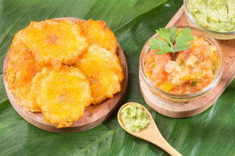 Patacones con camarones al ajillo y pimentones