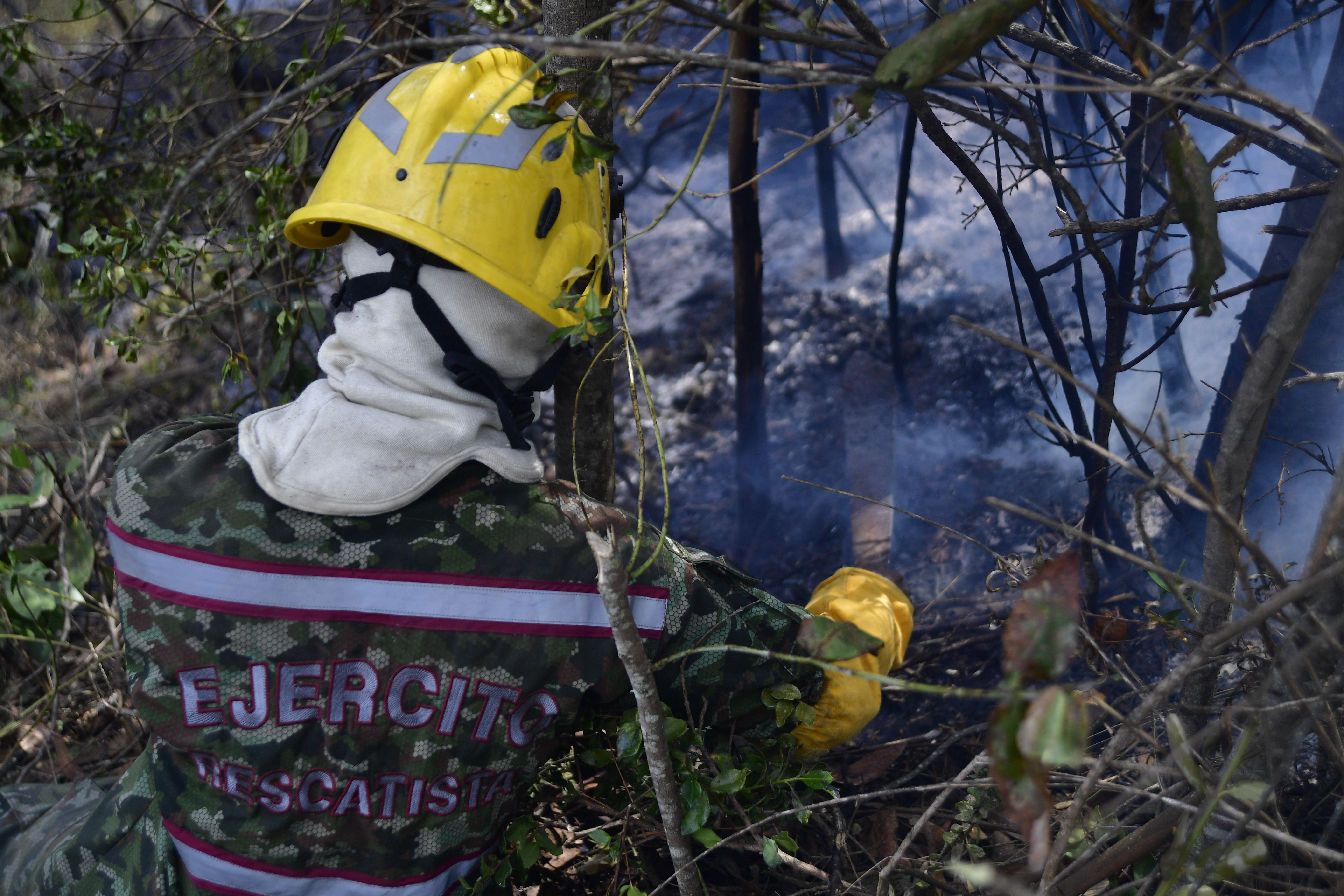 Oficiales de bomberos que tratan de mitigar los incendios en Sopo debido a las altas temperaturas climáticas.