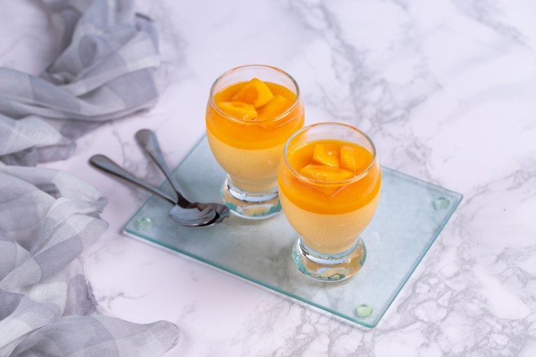 Aquí está el paso a paso para preparar un esponjoso ‘mousse’ de mango