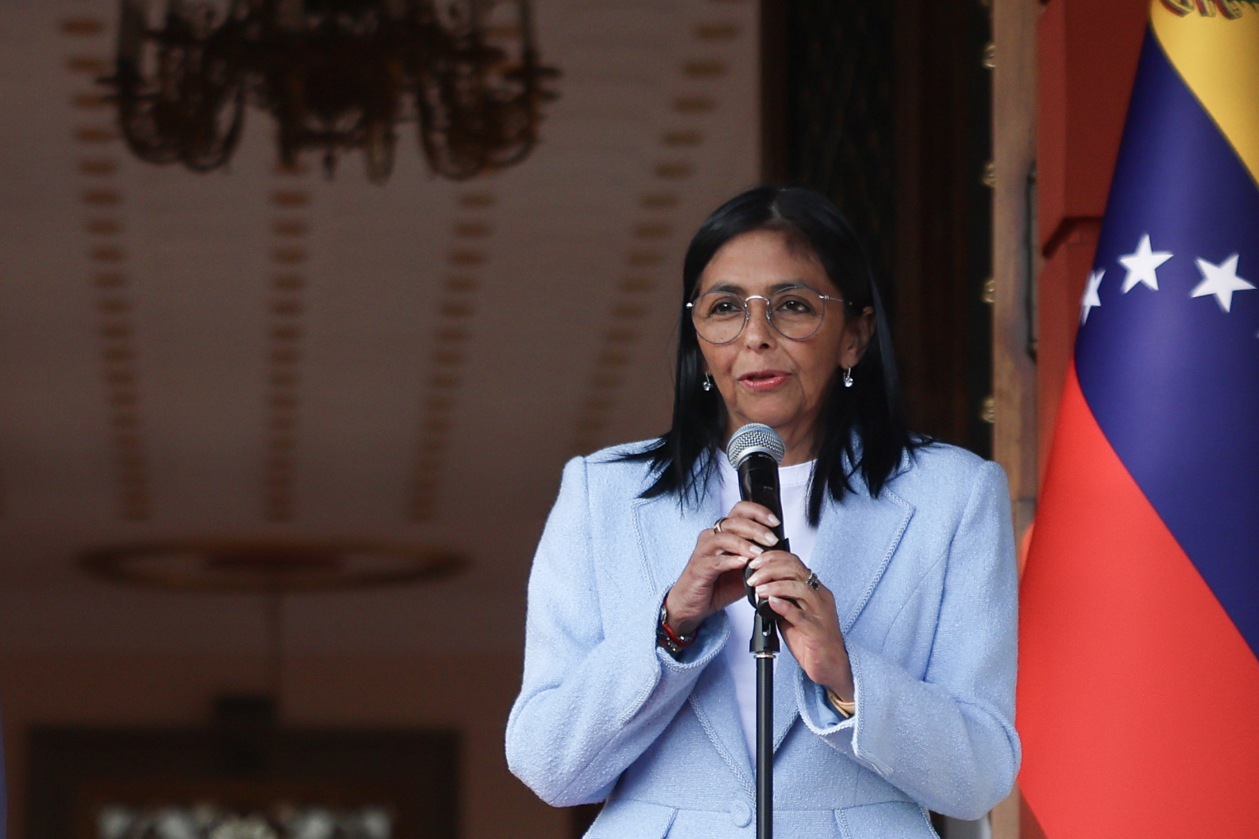 AME4203. CARACAS (VENEZUELA), 11/02/2026.- La mandataria encargada de Venezuela, Delcy Rodríguez, habla al finalizar una reunión oficial con el secretario de Energía de EE.UU., Chris Wright, este miércoles en Caracas (Venezuela). Venezuela y Estados Unidos establecieron una "asociación productiva a largo tiempo" en materia energética y discutieron proyectos en petróleo, gas, minería y energía eléctrica, anunció Rodríguez, junto Wright, tras sostener una reunión privada en Caracas. EFE/ Miguel Gutiérrez