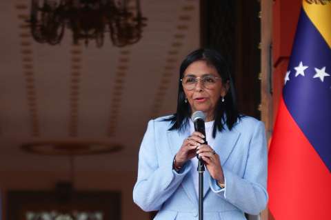 España busca que la UE levante sanciones a Delcy Rodríguez por giro político