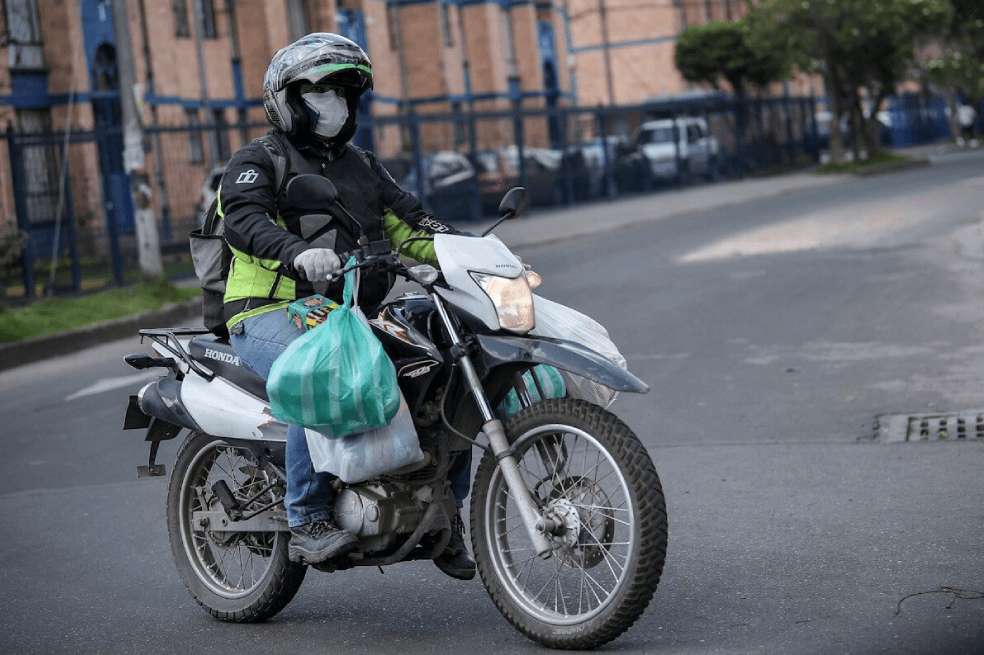 Las bicicletas y motocicletas deben contar con el habitáculo para el transporte de mercancías y no deben llevar cargas sobredimensionadas. / Mauricio Alvarado - El Espectador