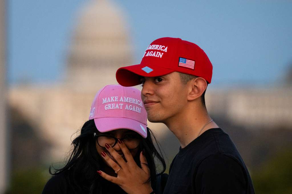 Washington (United States), 06/11/2024.- People wearing Make America Great Again hats on the National Mall are seen with the US Capitol Building in the background at dusk, in Washington, DC, USA, 06 November 2024. Republican presidential candidate Donald J. Trump was declared the winner of the 2024 US presidential election over Democratic presidential candidate US Vice President Kamala Harris. EFE/EPA/GRAEME SLOAN